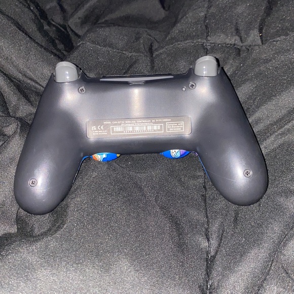 Space inspired PS4 controller bought and customized for 150$ selling for 100$ - Picture 2 of 4